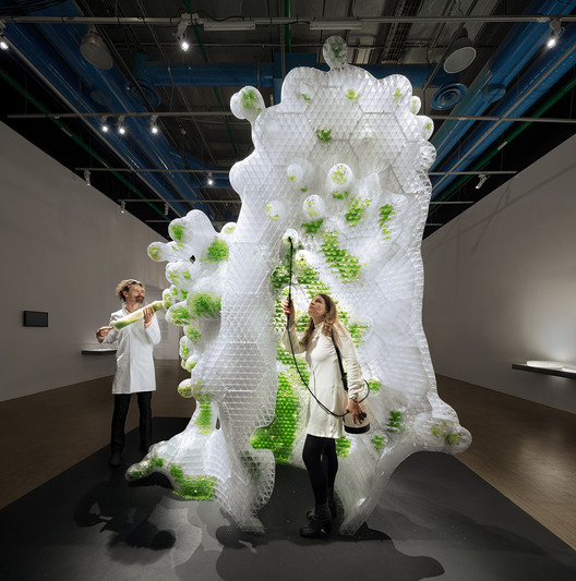 Centre Pompidou hosts Living Sculptures investigating Life in a Digital Age Centre Pompidou hosts Living Sculptures investigating Life in a Digital Age - Image 2 of 17