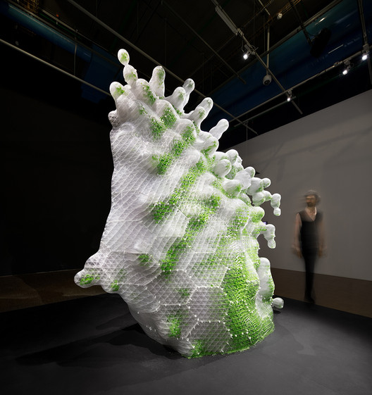 Centre Pompidou hosts Living Sculptures investigating Life in a Digital Age Centre Pompidou hosts Living Sculptures investigating Life in a Digital Age - Image 6 of 17