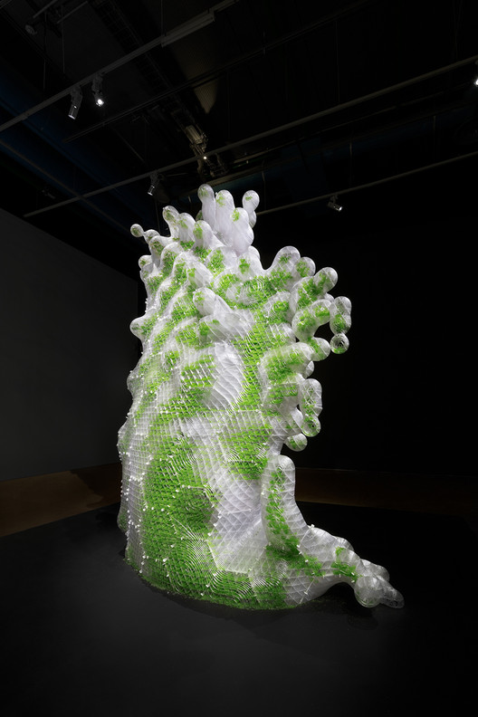 Centre Pompidou hosts Living Sculptures investigating Life in a Digital Age Centre Pompidou hosts Living Sculptures investigating Life in a Digital Age - Image 8 of 17