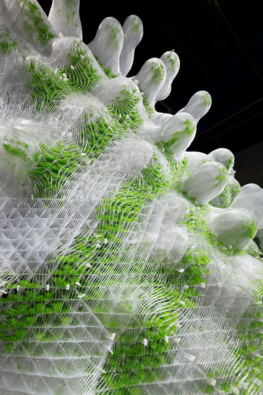 Centre Pompidou hosts Living Sculptures investigating Life in a Digital Age Centre Pompidou hosts Living Sculptures investigating Life in a Digital Age - Image 9 of 17