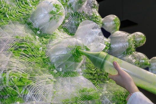 Centre Pompidou hosts Living Sculptures investigating Life in a Digital Age Centre Pompidou hosts Living Sculptures investigating Life in a Digital Age - Image 12 of 17