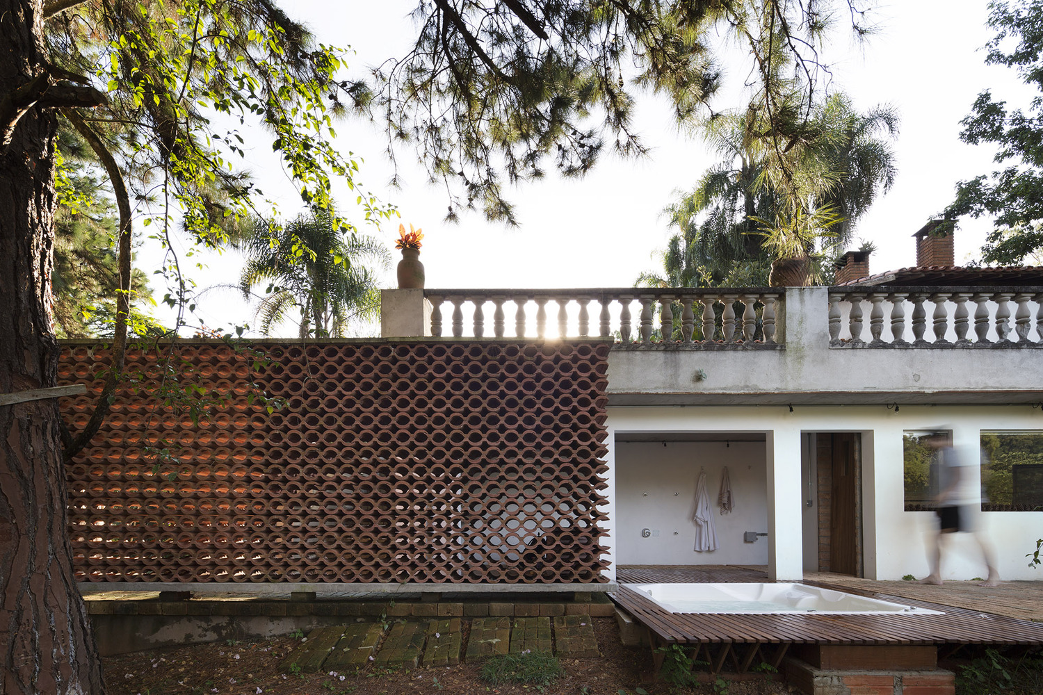 Sauna São Roque / messina | rivas - Jardim, Cerca, Fachada, Corrimão, Balcão