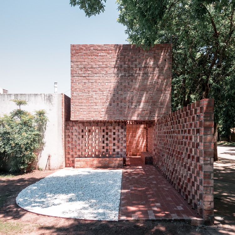 El peso del vacío / Miguel Ortego - Ladrillo, Jardín, Patio interior