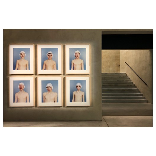 A cor e a busca pelo pertencer de Charles Fréger no Armani/Silos - Imagem 15 de 21
