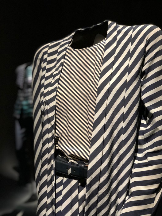 A cor e a busca pelo pertencer de Charles Fréger no Armani/Silos - Imagem 13 de 21