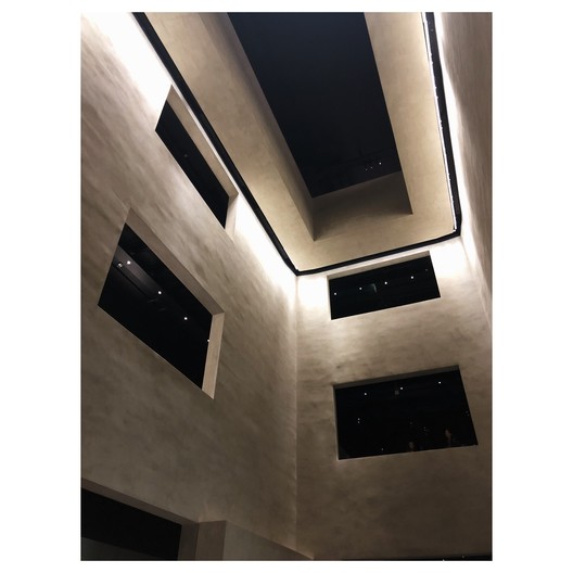 A cor e a busca pelo pertencer de Charles Fréger no Armani/Silos - Imagem 16 de 21