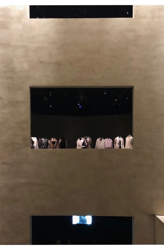 A cor e a busca pelo pertencer de Charles Fréger no Armani/Silos - Imagem 18 de 21