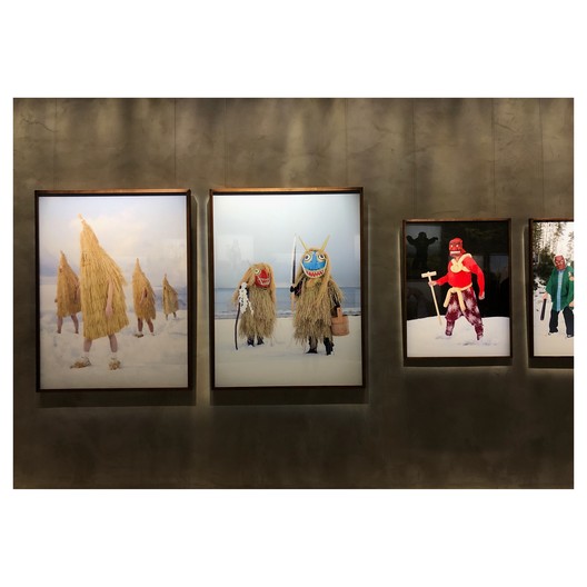 A cor e a busca pelo pertencer de Charles Fréger no Armani/Silos - Imagem 8 de 21