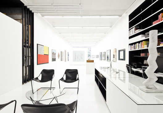 Galeria Bergamin / AR Arquitetos Galeria Bergamin / AR Arquitetos - Prateleira, Cadeira