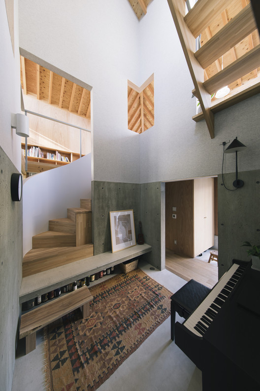 House in Kita-Koshigaya / tamotsu ito architecture office - Sofa, Beam, Handrail