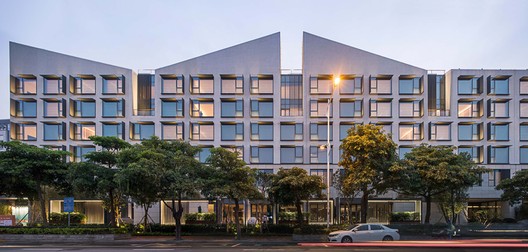 Joyze Hotel Xiamen, Curio Collection by Hilton / Tanghua Architect & Associates - Image 1 of 20