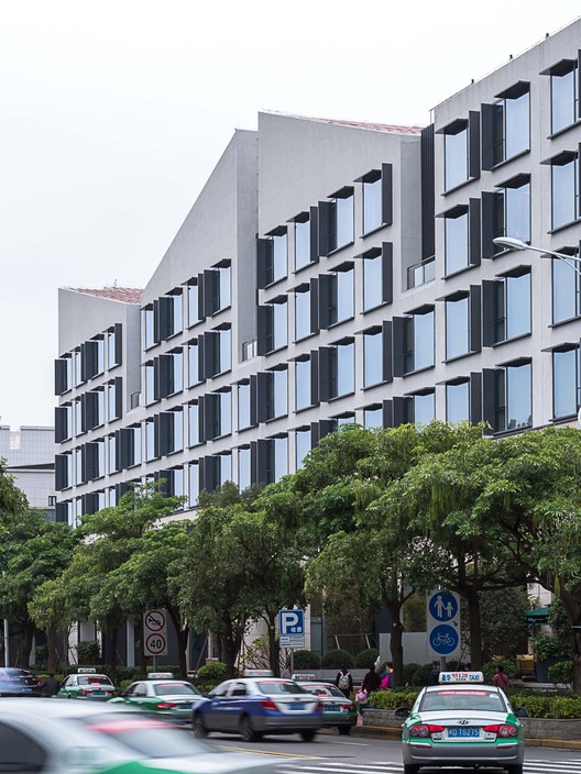 Joyze Hotel Xiamen, Curio Collection by Hilton / Tanghua Architect & Associates - Image 3 of 20