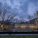 The wall formed by the traditional construction process stone and the modern pool are all in harmony. Image © Weiqi Jin