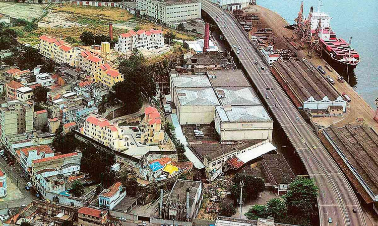 Habitação abrirá COSU Parahyba, com Cláudia Pires e Demetre Anastassakis, Conjunto residencial Moradas da Saúde, localizado próximo ao cais do porto, com vistas para a Baía da Guanabara (RJ). Foto: ArcoWeb