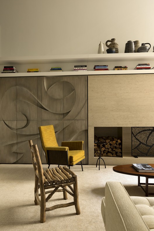 OM Townhouse / Studio Arthur Casas - Mesa, Cadeira