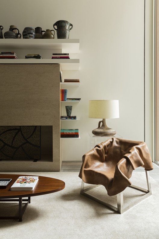 OM Townhouse / Studio Arthur Casas - Mesa, Prateleira, Cadeira, Dormitório