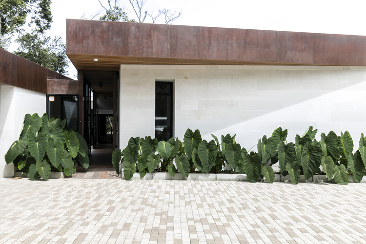 Casa Entremuros / Bassico Arquitectos - Fachada