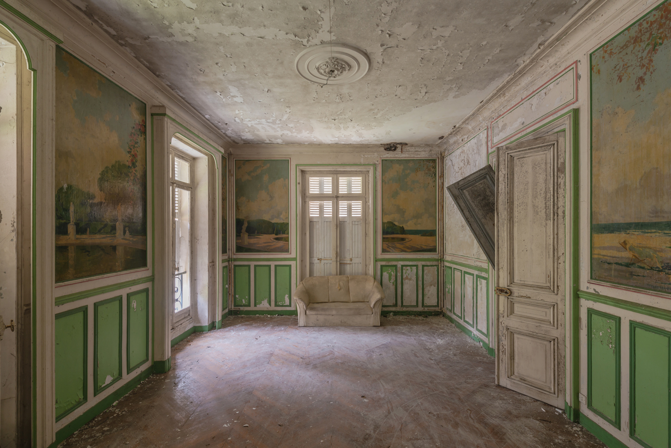 Gallery Of Dust Cracked Walls And Enchanting Artwork 2