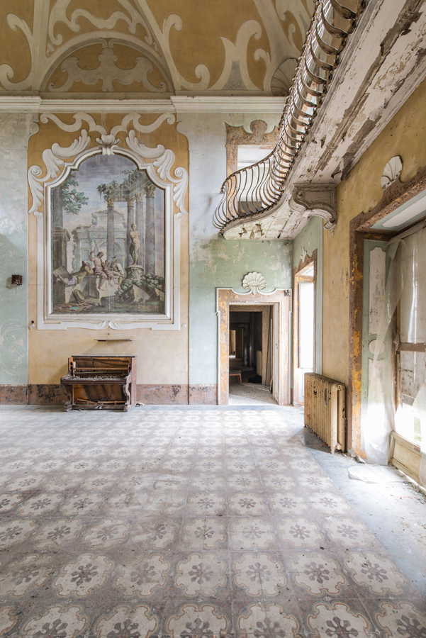 Gallery Of Dust Cracked Walls And Enchanting Artwork 3