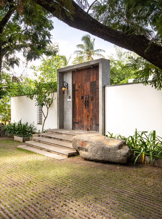 Courtyard Villa / MORIQ - Door