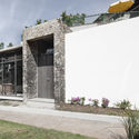 Intervención La Peña / MÉTODO - Fachada, Jardín, Patio interior