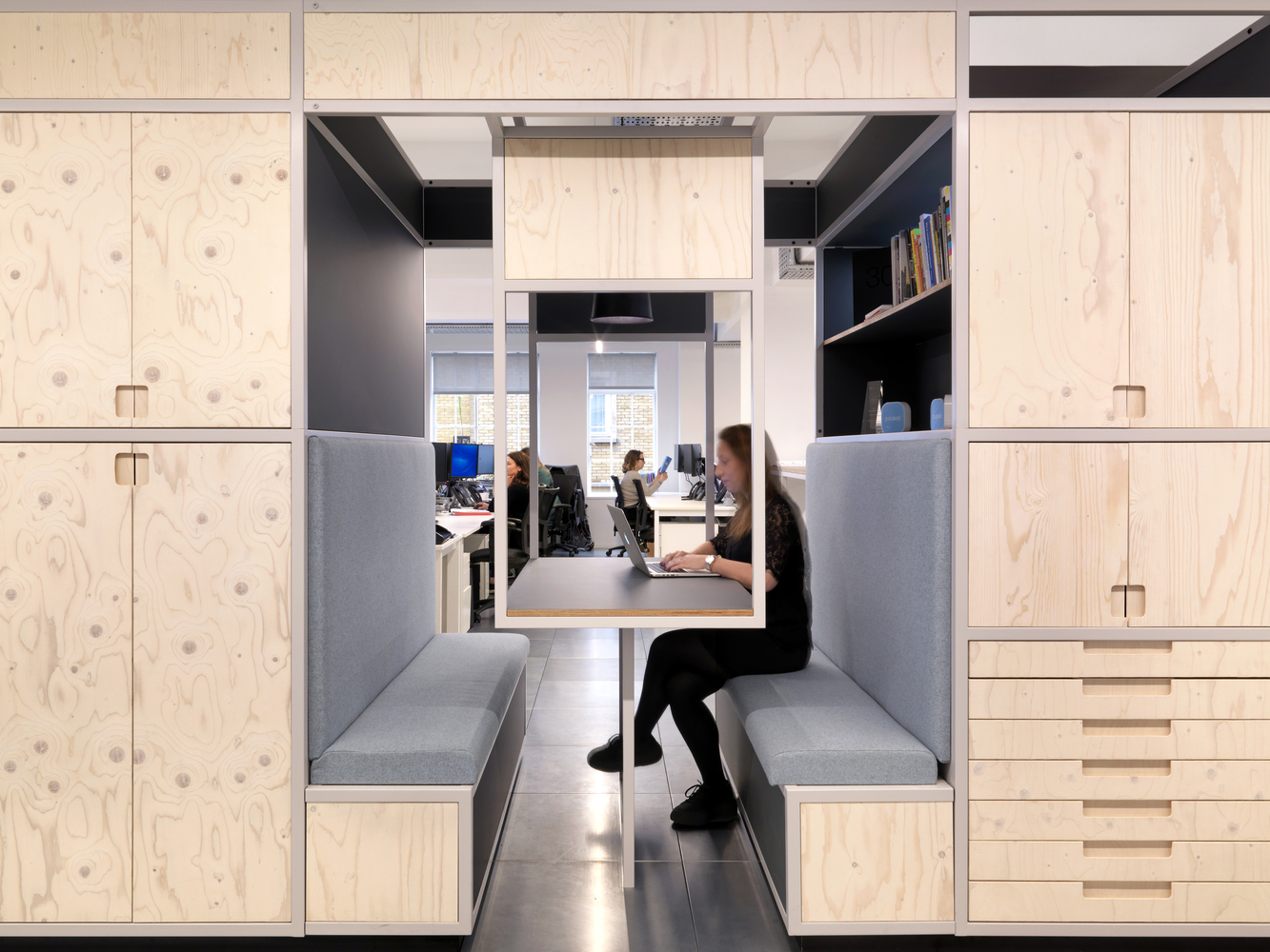画廊 Pocket Living 公司，与墙体结合的新型办公空间 / Threefold Architects - 1