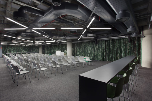 Centro de Engenharia Google Belo Horizonte / BCMF Arquitetos + MACh Arquitetos Centro de Engenharia Google Belo Horizonte / BCMF Arquitetos + MACh Arquitetos - Cadeira, Janela