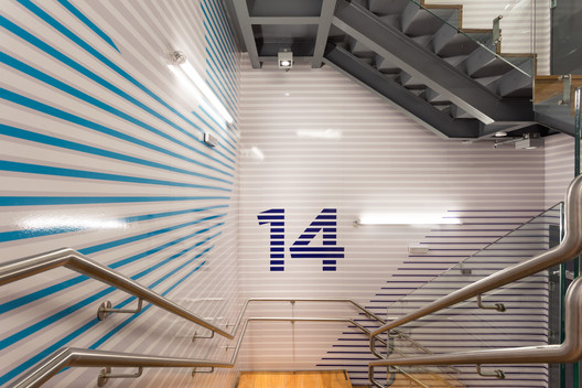 Centro de Engenharia Google Belo Horizonte / BCMF Arquitetos + MACh Arquitetos Centro de Engenharia Google Belo Horizonte / BCMF Arquitetos + MACh Arquitetos - Escada, Fachada, Viga, Corrimão, Aço