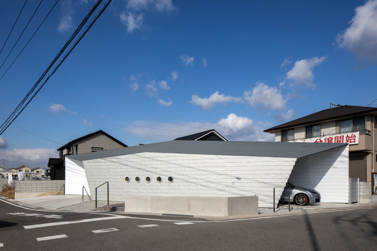 Drive Through House / CAPD - Houses, Facade