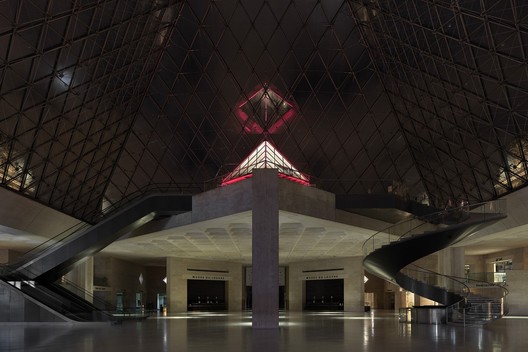 Airbnb is Treating One Lucky Guest to a Night in the Louvre (Including Drinks with the Mona Lisa) - Image 3 of 9