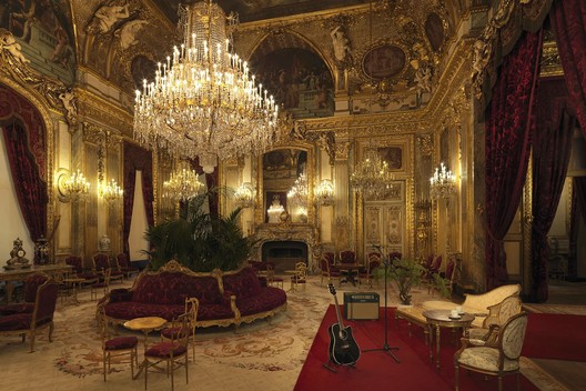 Airbnb is Treating One Lucky Guest to a Night in the Louvre (Including Drinks with the Mona Lisa) - Image 5 of 9