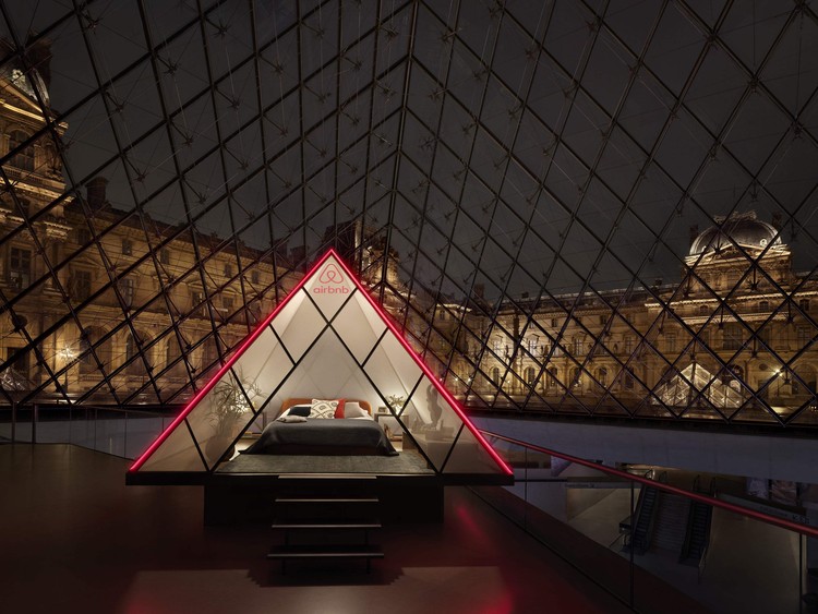 Airbnb is Treating One Lucky Guest to a Night in the Louvre (Including Drinks with the Mona Lisa) - Featured Image