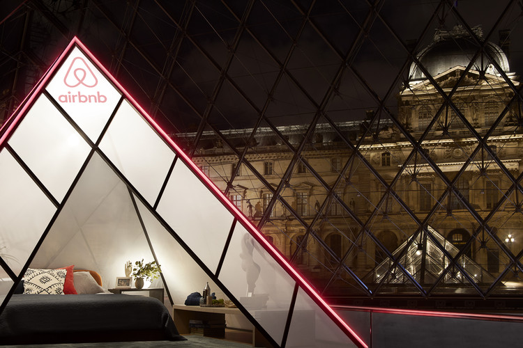 Airbnb is Treating One Lucky Guest to a Night in the Louvre (Including Drinks with the Mona Lisa) - Image 8 of 9