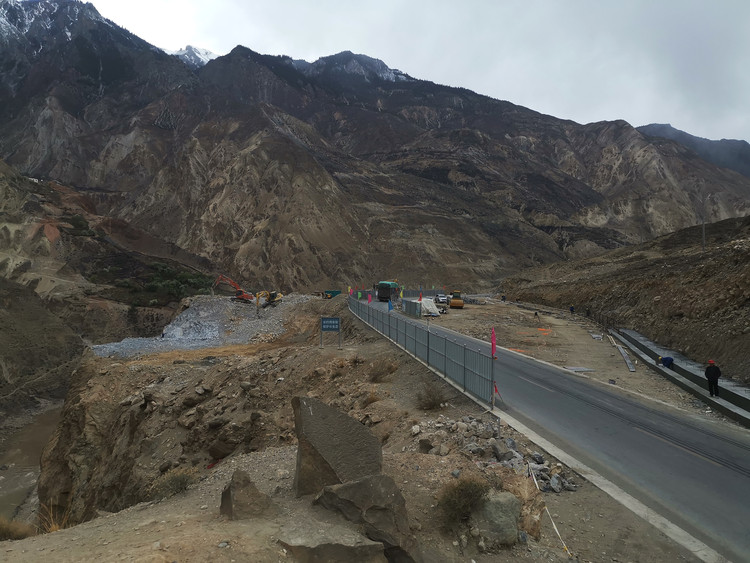 The Nujiang 72 Bends Canyon Observation Deck in Baxoi, Tibet, is scheduled for completion by the end of the year, offering cliffside views of the surrounding mountains and rivers. - Image 10 of 18