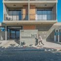 Edifício H1 / PJV Arquitetura - Apartamentos, Escada, Fachada, Corrimão, Porta