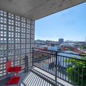 Edifício H1 / PJV Arquitetura - Apartamentos, Cerca, Fachada, Corrimão, Balcão, Cadeira
