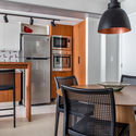 Apartamento MF / Rafael Ramos Arquitetura - Edifício De Apartamentos, Cozinha, Viga, Mesa, Bancada, Iluminação, Cadeira