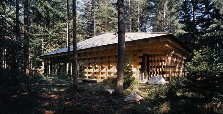 Casa de meditação na floresta / Kengo Kuma & Associates + STUDIO LOIS Architecture - Imagem 2 de 9