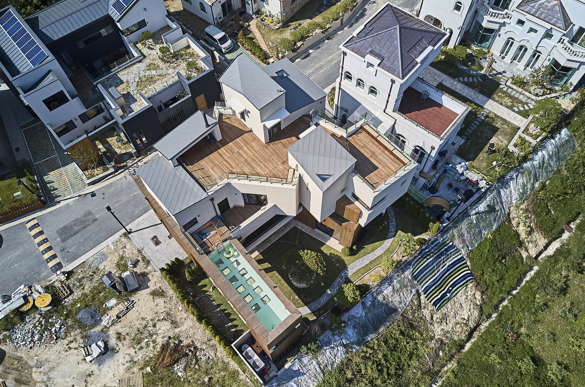 Gallery of Urban Hamlet / Chiasmus Partners 21