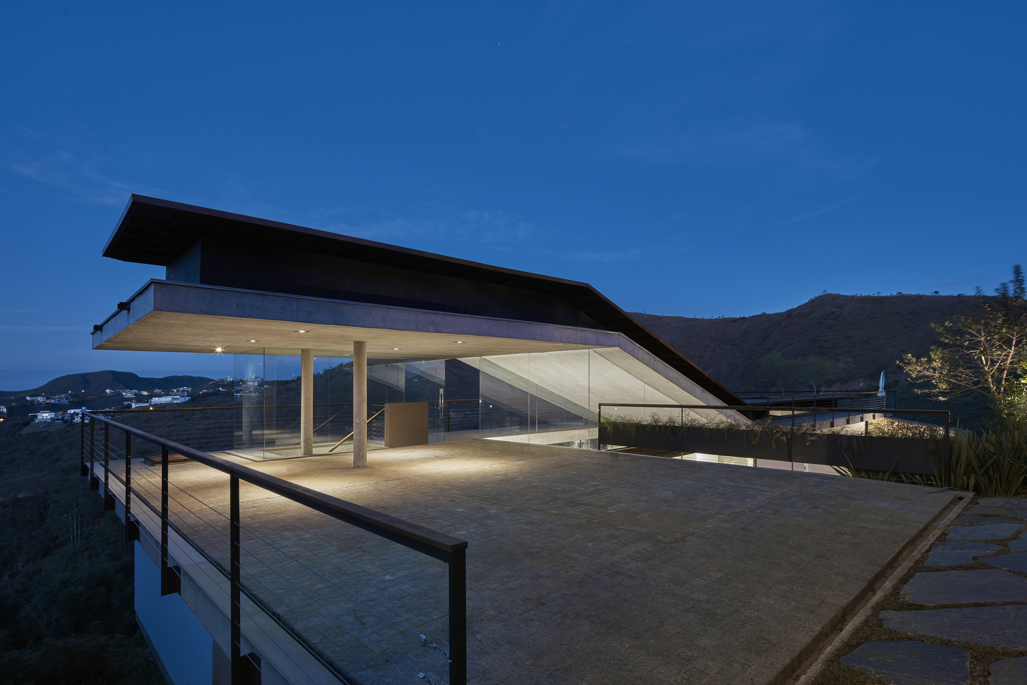 Gallery of Inclined Slab House / TETRO Arquitetura 26