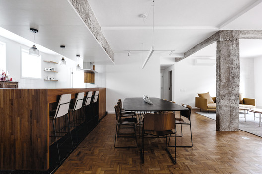 Apartamento Eucalipto / MNBR Arquitetos - Mesa, Prateleira, Cadeira, Viga