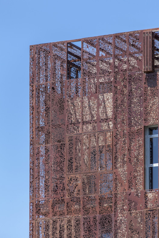 Metal Facades in Buenos Aires: How to Provide Privacy and Openness at the Same Time? Metal Facades in Buenos Aires: How to Provide Privacy and Openness at the Same Time? - Image 17 of 37