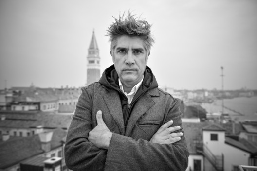 "Não somos consultores, somos autores. Isso significa arriscar e propor": Alejandro Aravena aconselha jovens profissionais