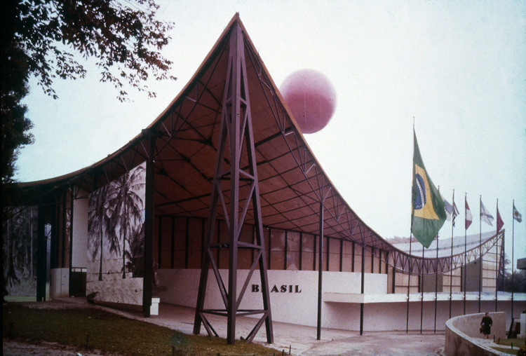 Conheça todos os pavilhões brasileiros que já participaram das Exposições Internacionais, Pavilhão Brasileiro da Exposição de 1958 em Bruxelas. Cortesia de Bernardes Arquitetura