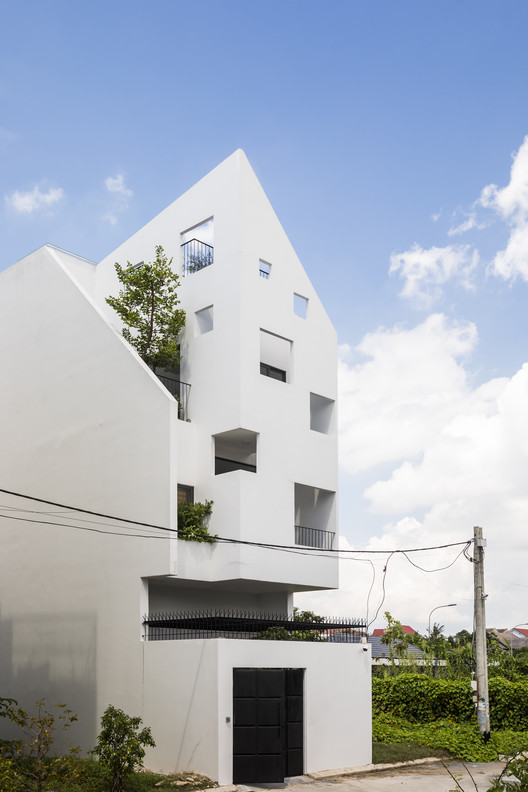 Lien Thong House / 6717 Studio - Facade