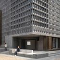 如恩'阿那亚艺术中心'开幕！外置混凝土肌理砖墙; 内设环形庭院 - Image 4 of 4