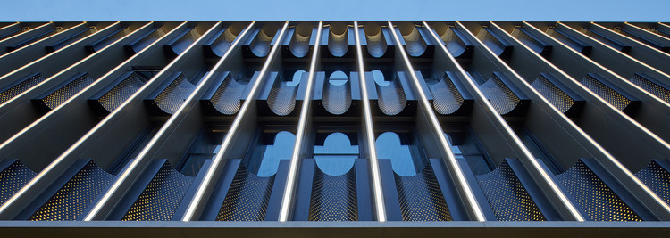 Metropolis Light Exhibition Center / PTArchitects - Facade