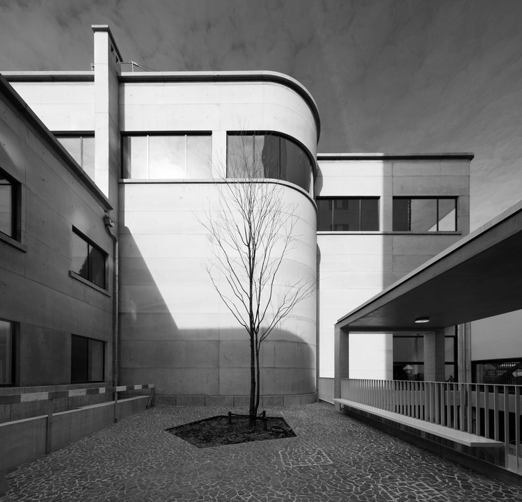Robbrecht en Daem Promote Collaboration, Community, and Open-Minded Design - Image 1 of 7