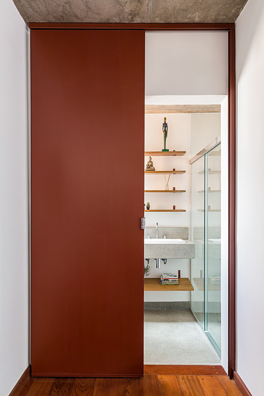 Duplex Capote / Cacho Arquitetura - Porta, Escada