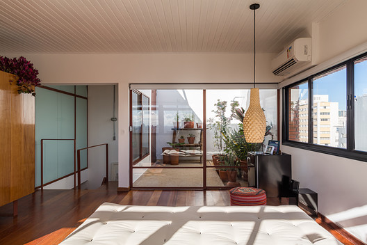 Duplex Capote / Cacho Arquitetura - Sofá, Janela, Cadeira, Viga